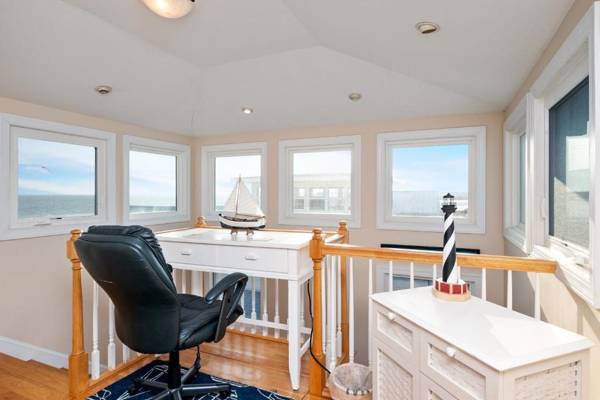 Workspace - Champagne Shore by Oak Island Accommodations