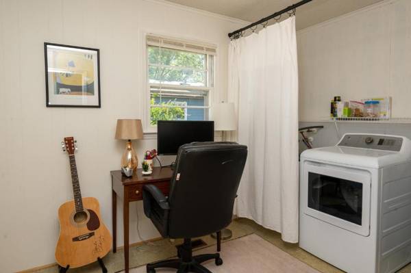 Workspace - Pearls Place by Oak Island Accommodations