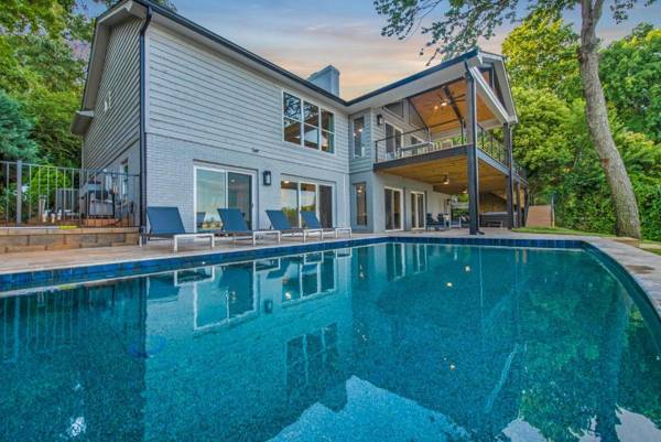 Lakeshore Adrift by Stay Lake Norman