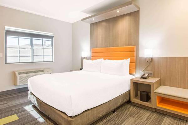 Rodeway Inn near Melrose Ave