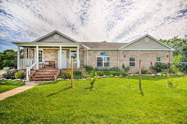 Vibrant Cottage with Private Hot Tub Fire Pit!