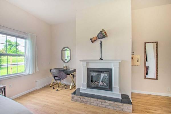 Workspace - Vibrant Cottage with Private Hot Tub Fire Pit!