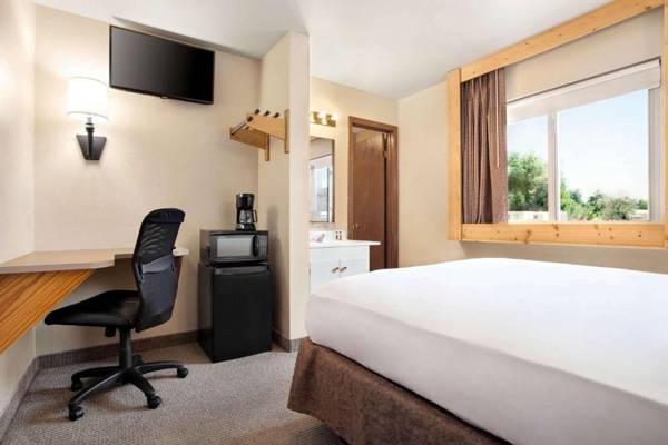 Workspace - Travelodge by Wyndham Guernsey