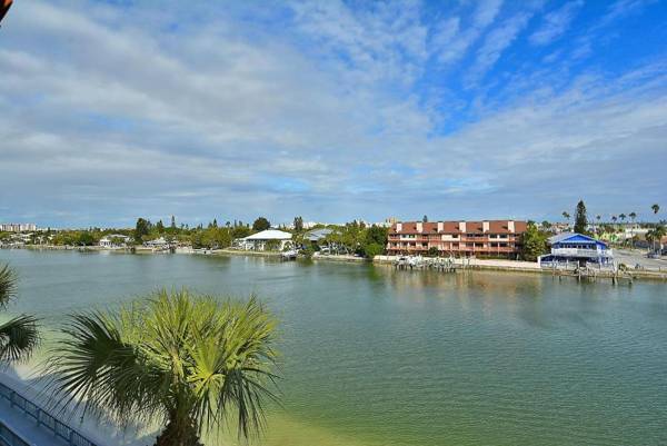 Land's End 404 building 3 Top Floor with stunning water view