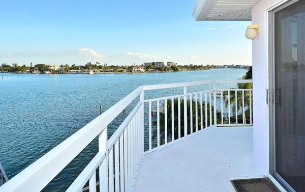 Amadeus 9 -Direct Waterfront Views from the Top Floor!