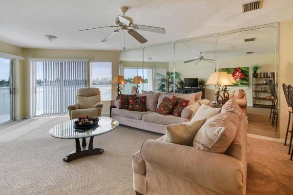 Amadeus 9 -Direct Waterfront Views from the Top Floor!