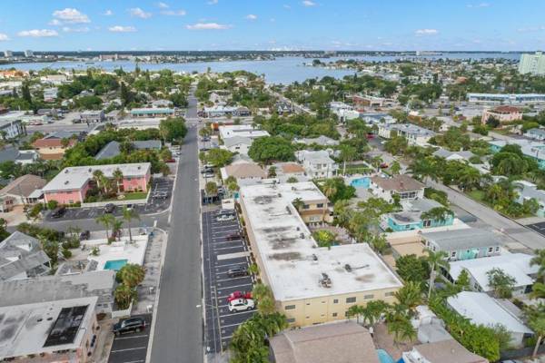 Waves 18 2 Bedroom Pool View Heated Pool BBQ WiFi Sleeps 6