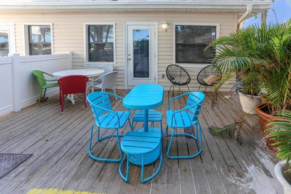 Beach Hugger 1 - Newly remodeled charming beach front a hidden gem!