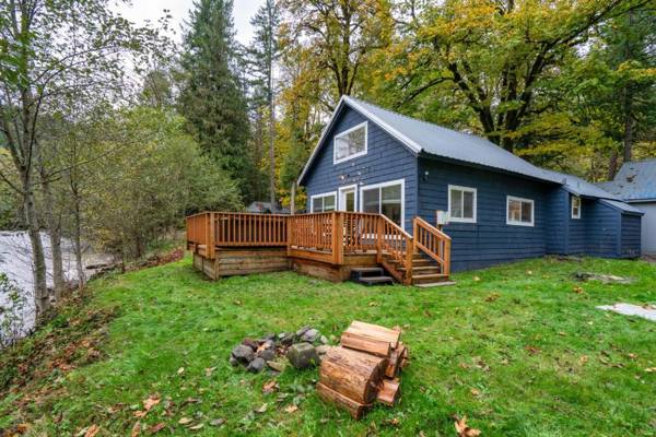 Riverbend Cabin #2 with Private hot tub - close to ski slopes