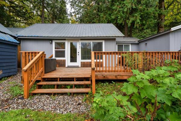 Riverbend cabin #3 with Private hot tub - close to ski slopes