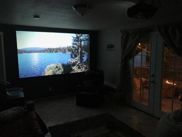 Cozy Home Theatre slps 6