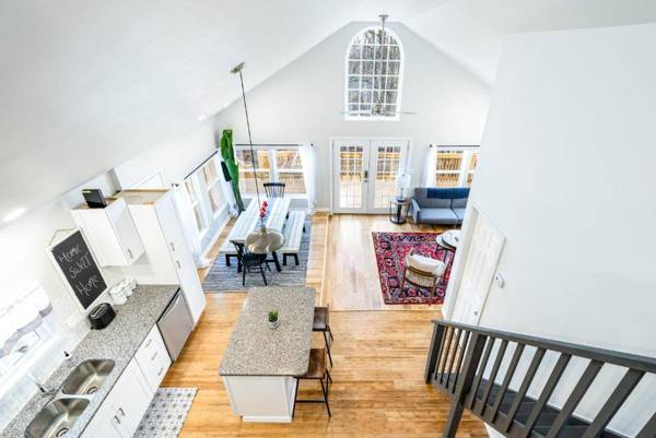 Huge Deck Private Lake&Beach WiFi at Loft Cabin!