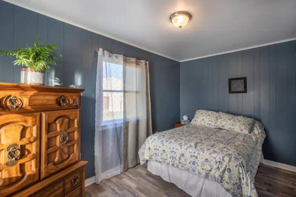 Cheerful 2-bedroom cottage on a active Amish farm.