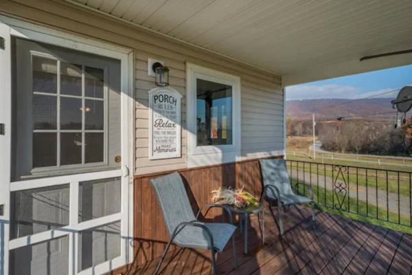 Cheerful 2-bedroom cottage on a active Amish farm.