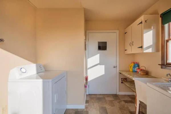 Cheerful 2-bedroom cottage on a active Amish farm.