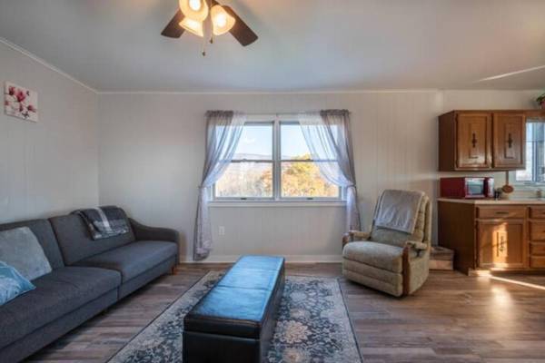 Cheerful 2-bedroom cottage on a active Amish farm.