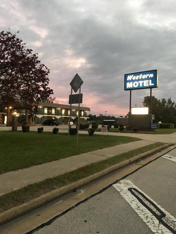 WESTERN MOTEL