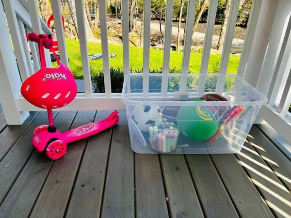 Cozy Cottage with Hot Tub! Family Friendly