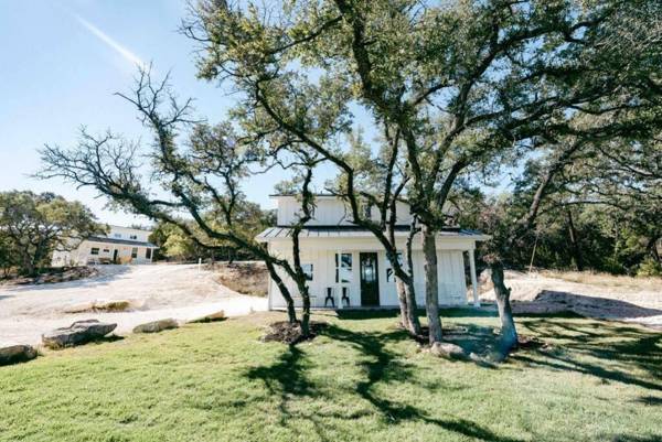 The Roost Farmhaus on 20 acres hill country view firepit swimming hole