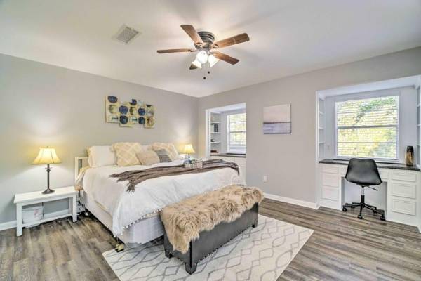 Workspace - Coldspring Cottage Less Than 1 Mi to Lake Livingston!