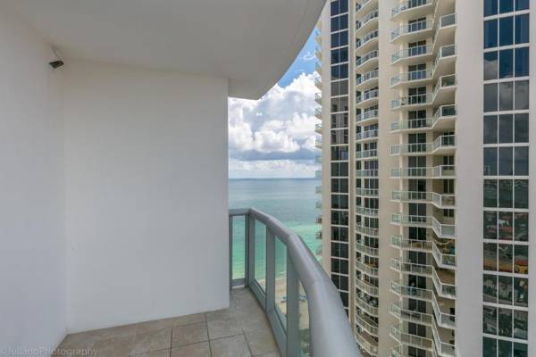 Ocean View Sunny Isles 2 bedroom at Marenas 19th