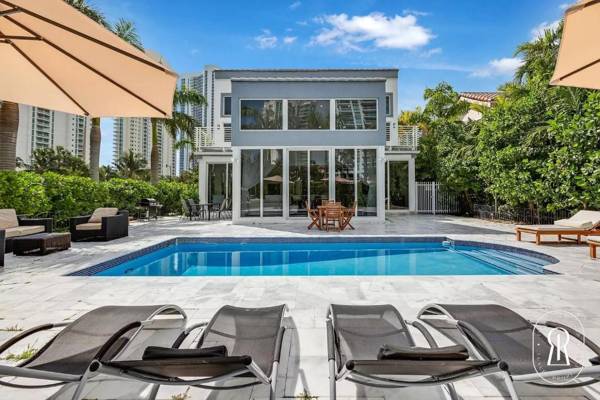 Luxurious Sunny Isles Villa on the Intercoastal