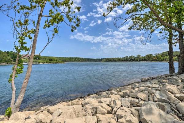 Table Rock Lake Getaway with Fire Pit and Deck!