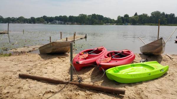 Lakefront cottage dock kayaks swimspa firepit!