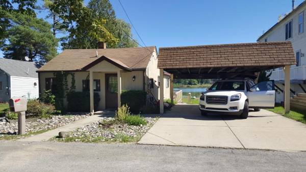 Lakefront cottage dock kayaks swimspa firepit!