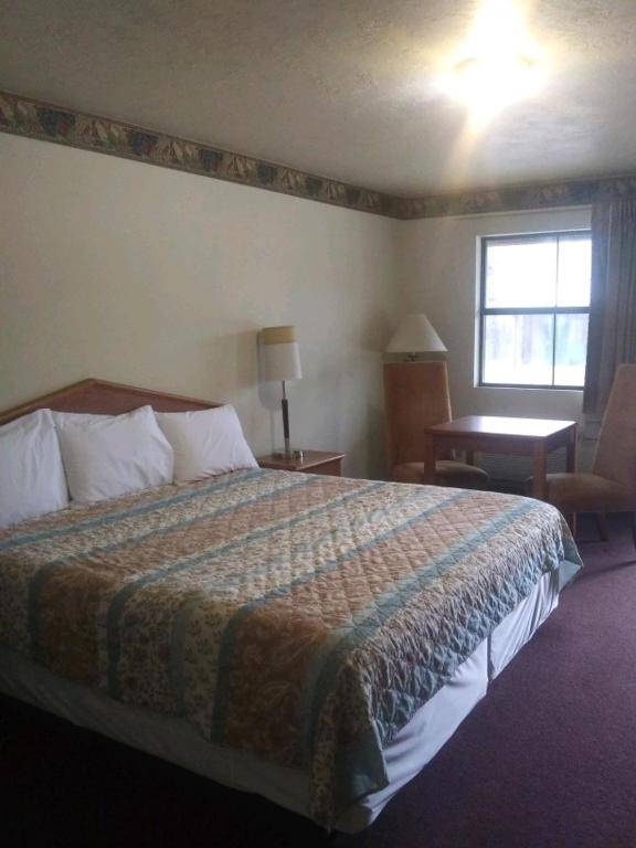 Whispering Creek Lodging & RV Resort