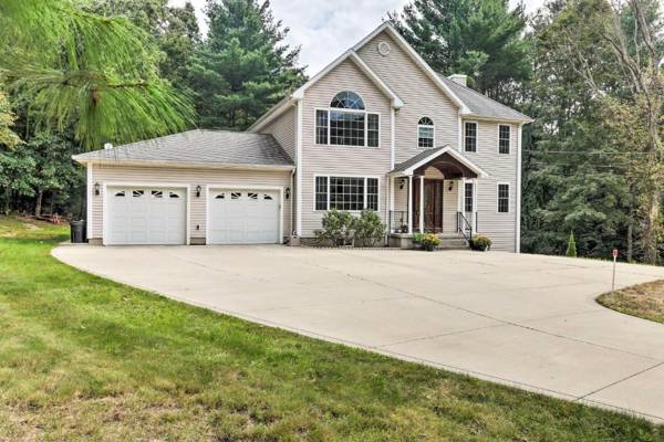 Granby Home with Deck Less Than half Mi to Aldrich Lake!