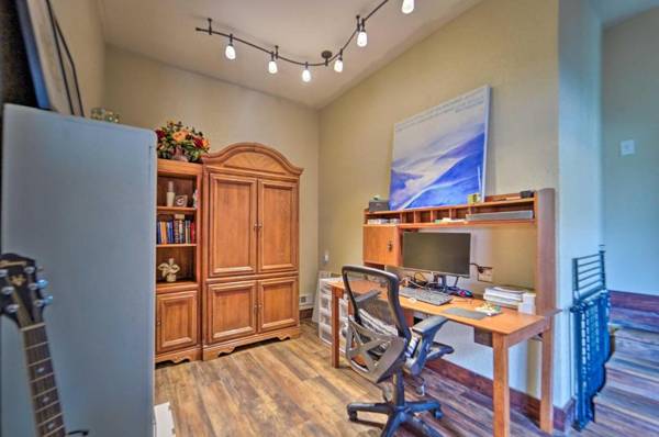 Workspace - Pet-Friendly Home about 13 Mi to Dtwn Lubbock!