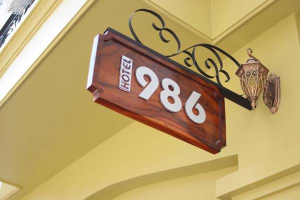 HOTEL 986