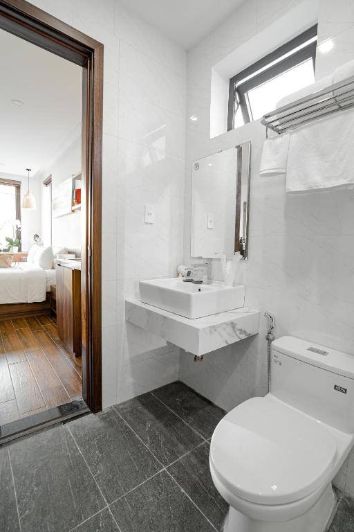 Dragon View Riverfront Hotel