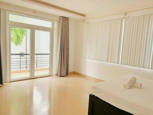 The Black & White Garden Villa- 5-Bedroom Villa