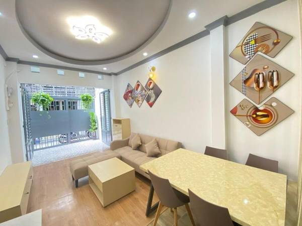 Full Nice House Next To Center & Market