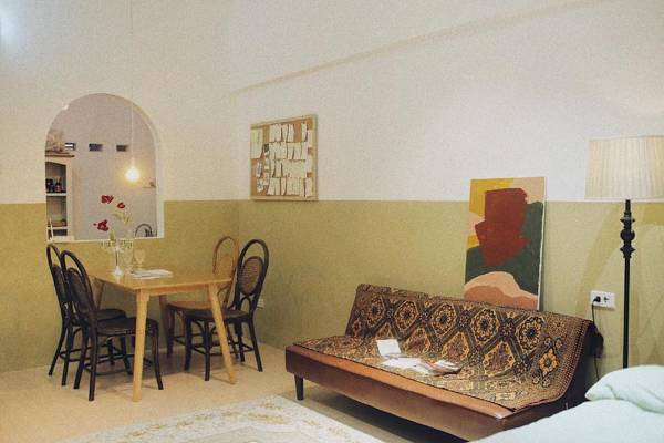 Vintage Art Condo w/ Bathtub - 3' to Opera House