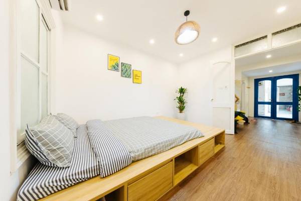 Buzz Hanoi 2 Bedroom in Old Quarter with Balcony