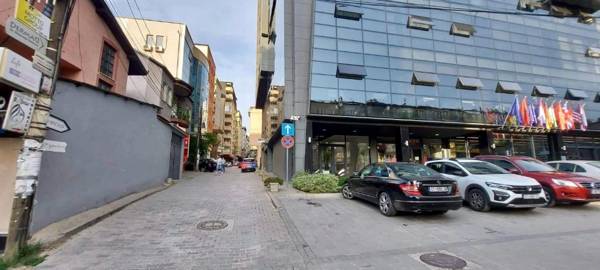 Bright & Lovely Apartment in the City Center