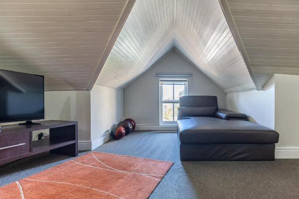 4 on Varneys Guest House