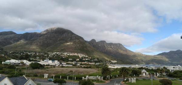 Holiday Apartment and Work Remotely 2min from the Beach Hout Bay