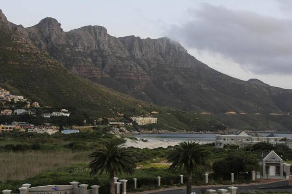 Holiday Apartment and Work Remotely 2min from the Beach Hout Bay