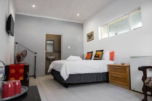 Lyronne Guesthouse Shuttle and Tours