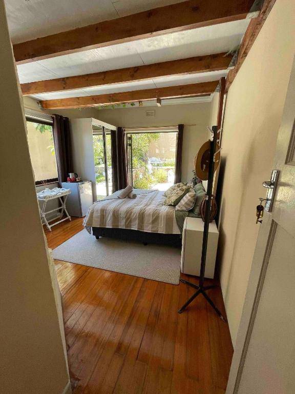 Room in Guest room - Living In Mountain Views Camps Bay