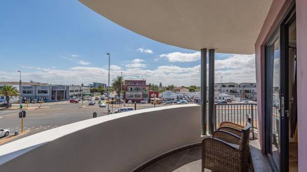 Modern 2 bedroom en-suite in bustling Blouberg