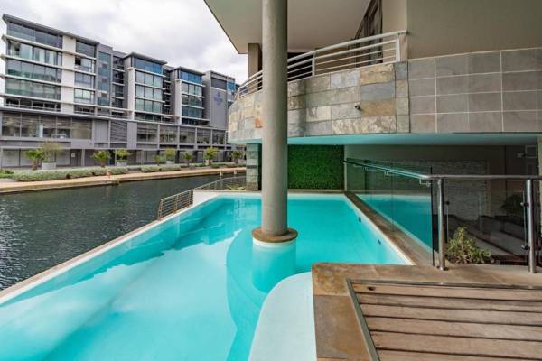 Waterfront Canal - Luxury 2 Bedroom Apartment