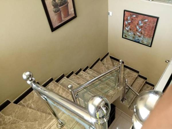 Executive fully furnished apartment close to amenities